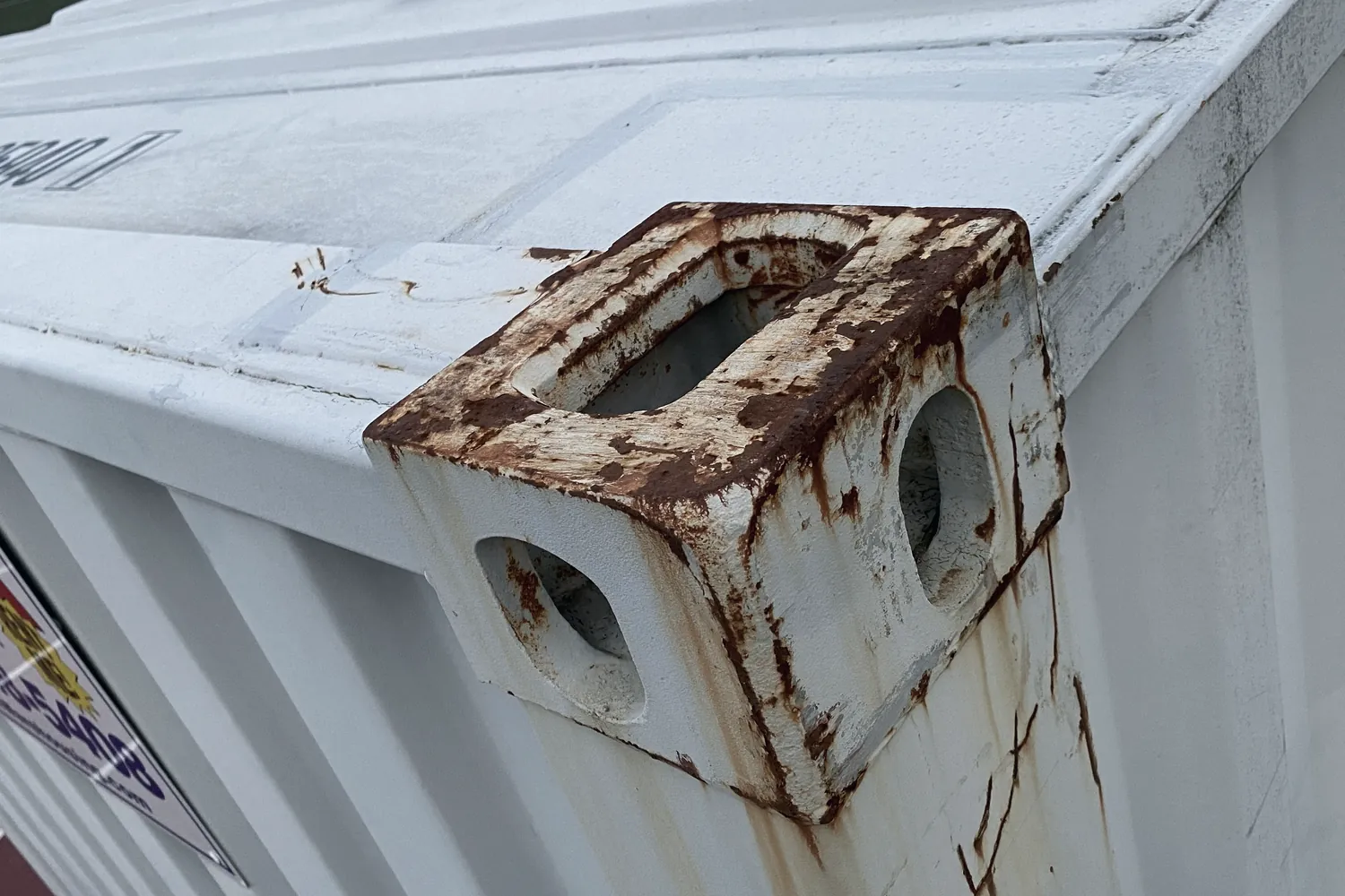 Detalhe da estrutura metálica e do travamento de um contêiner