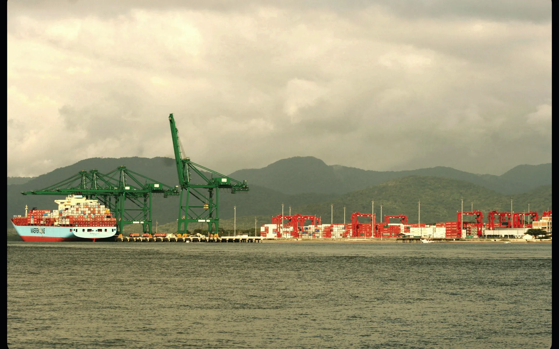 Caminhão prancha da J&T LOG transportando contêiner em rodovia de Santa Catarina