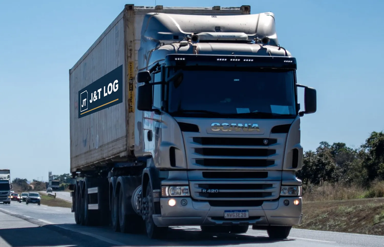 Caminhão prancha da J&T LOG preparado para transportar um contêiner